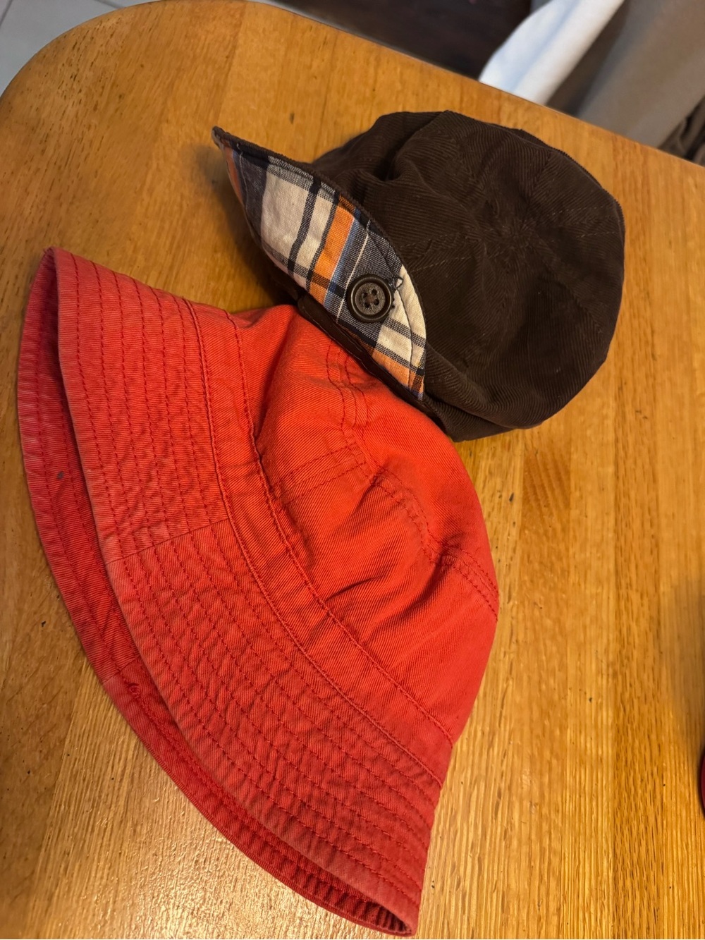 🎱 2 kid’s hats